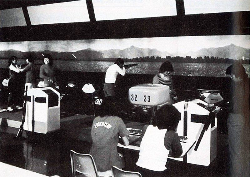 當時以閒置保齡球場館改裝的雷射飛靶射擊場營業情形。（網路）