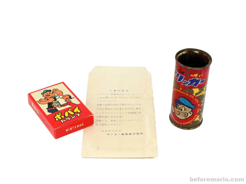 近年國外遊戲文史研究者發掘的「大力水手泡麵香鬆組」，泡麵本體雖已不存，但抽獎獎品「卜派撲克牌」與中獎通知依然保存完好。（圖片來源：beforemario.com）