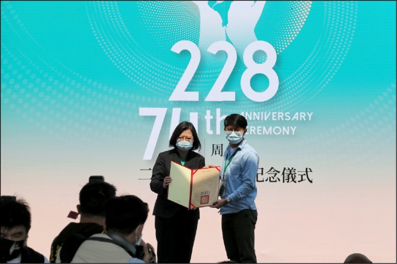 二二八紀念與全國燈會性質不同，燈會具有廣泛參與的性質，讓各縣市民眾就近參觀燈會，把燈會當作文創品無傷大雅。紀念二二八不應跟風文創，假如中樞紀念今年高雄，明年基隆、後年嘉義，中樞都不中樞，成何體統？（資料照）