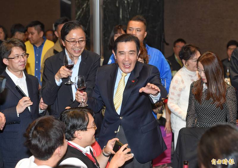 張善政（左二）自封為「勘災總隊長」的同時，有認為馬英九（中）領導的國家出了問題嗎？張善政有將「風不調，雨不順，國不泰，民不安」這十二個字送給馬總統嗎？（資料照）
