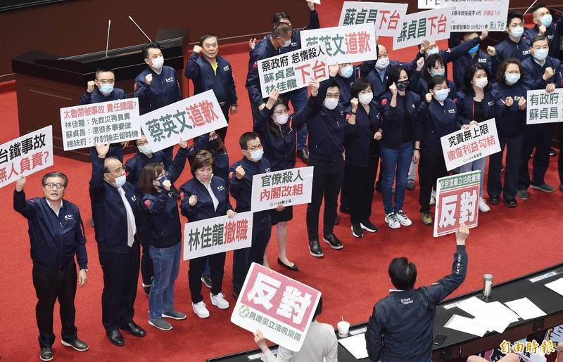 台鐵太魯閣號花蓮出軌事故造成重大傷亡，立法院6日舉行院會，國民黨黨團提案並在場中舉標語、呼口號，要蔡政府道歉、行政院長蘇貞昌下台，但提案表決仍未通過。（資料照）