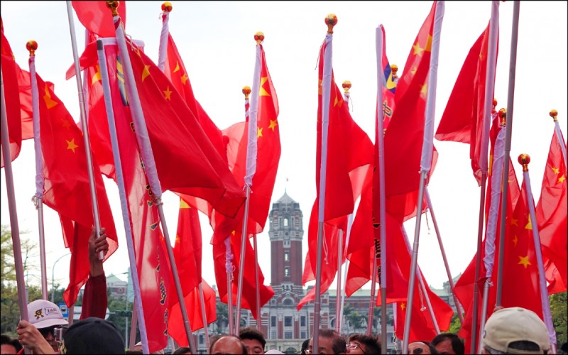 做為民主國家，台灣社會言論多元，統獨立場也分布於政治光譜，這均屬憲法層次的保障範疇。但民主體質的存續與強大，必須能摒除境外敵對勢力，尤其是對岸的滲透干預，這樣的言論才算得上真正「自由」。（資料照）