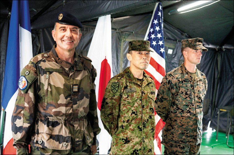 美國陸戰隊、日本陸上自衛隊「水陸機動團」和法國陸軍，十四至十六日在日本九州舉行實兵聯合演習，釋出聯手威懾中國的強烈訊息。圖為陸自第一水陸機動連隊長開雅史（中）、法國陸軍中校馬凱路（Henri Marcaillou，左）和美軍陸戰隊中校尼爾森（Jeremy Nelson）共同出席記者會。（路透）