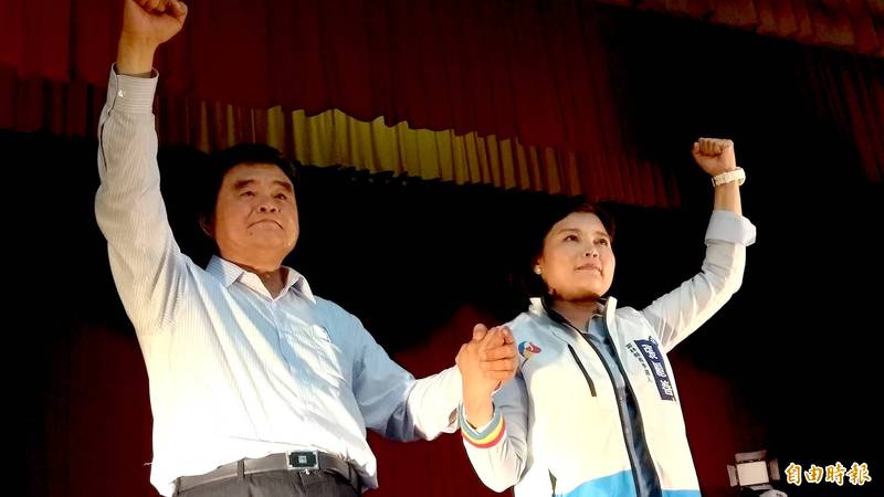 國民黨雲林縣長張麗善（右）為胞兄張榮味（左）及前國民黨立委張嘉郡「插隊」施打疫苗，各界撻伐。（資料照）