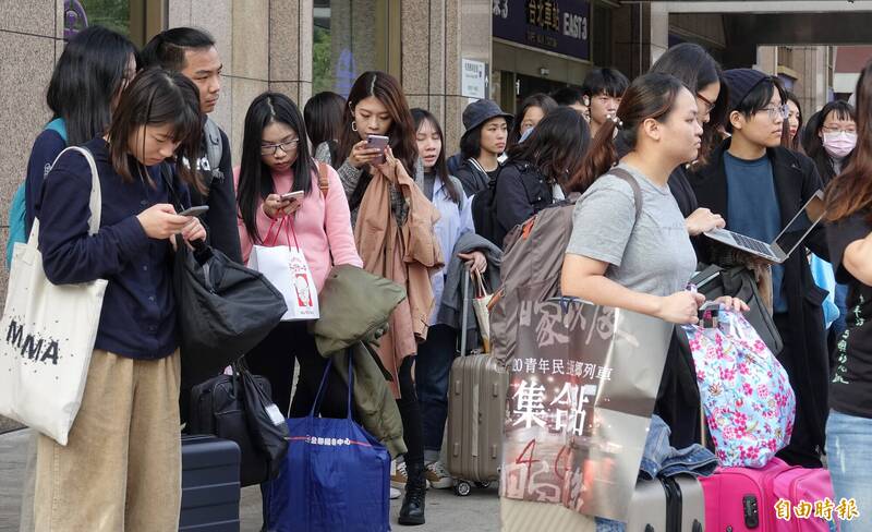 選前之夜，各大車站擠滿了返鄉投票的異鄉遊子。（資料照）