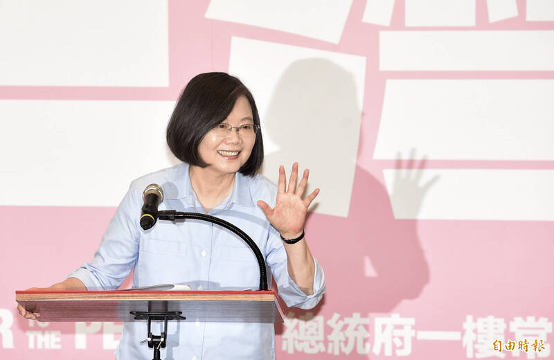 蔡英文總統日前公開講話時提到，台灣不走向軍事對抗，盼與鄰國在和平、穩定、且互惠的原則下共存...。其中的「鄰國」2字竟引來國民黨上下瘋罵狠批，奇怪了，台灣週邊的國家如中國等國，不能稱「鄰國」，那要稱什麼？（資料照）