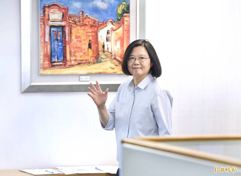 胡，怎麼說》荒謬中國─喊「殺共匪」的，奉若上賓；寫「我國」的，出征追殺！