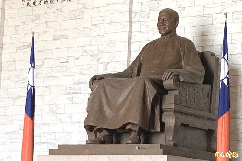 把老蔣的「心」（反共）挖掉、卻又放狠話要保住那個銅「殼」，這個黨（國民黨）、這些人，豈不是太荒謬、太假掰、太偽（人為）、太妖（反常）了嗎？（資料照）