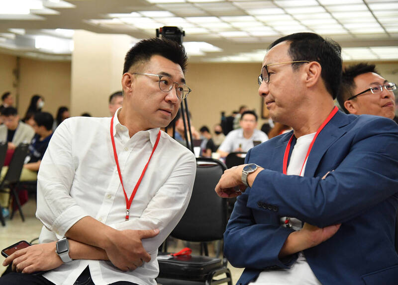 江啟臣（左）大罵民進黨就是塔利班、朱立倫（右）則發了一篇好像封建討伐檄文的東東「你敢拆除兩蔣銅像，我敢打垮文化台獨」，這篇根本滿紙荒唐言，他質問民進黨，拆銅像、要不要也拆除桃園國際機場、中鋼公司、中山高？這實在太扯了！（中央社）