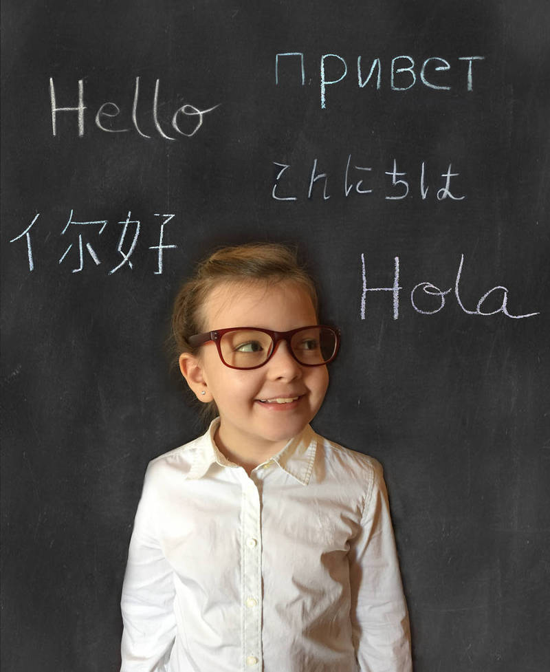 要不要讓孩子從小學習雙語，甚至多語？是許多父母糾結的難題。從大腦可塑性的角度，可以讓孩子自然地在口語環境中接觸多元語言，維持大腦對語言的敏感度，但不需要刻意從書寫、閱讀開始學習。（圖│iStock）