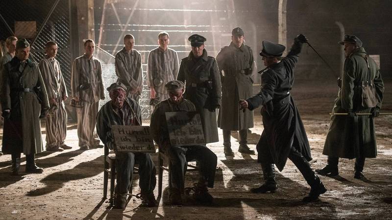 納粹德國讓外界以為集中營只是普通的收容所，還強迫收容人進毒氣室前仍向家人報平安，製造和平的假象，也因此導致集中營的解放行動被推遲了數年之久。（捷傑電影臉書）