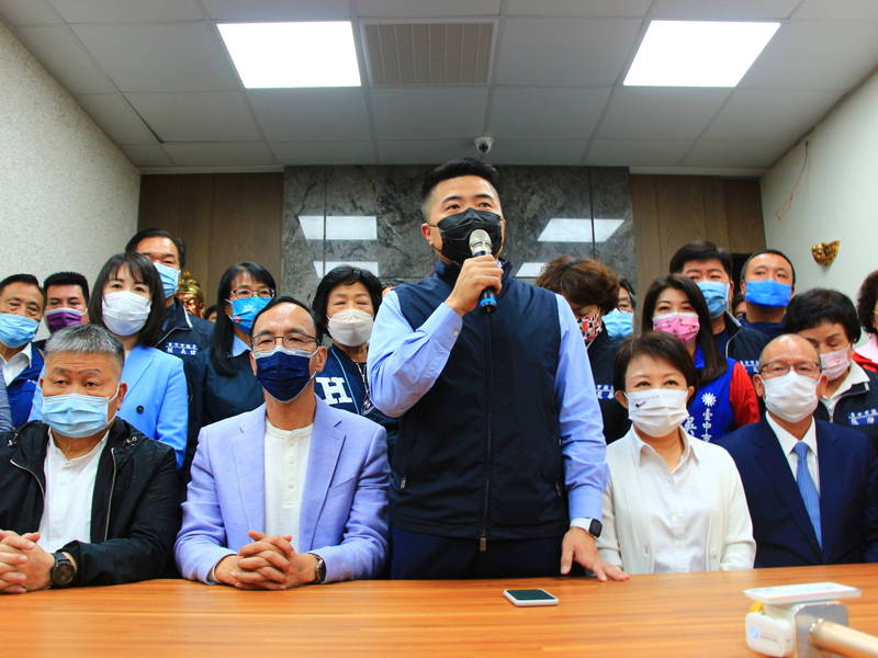 罷免掉基進黨唯一立委陳柏惟後，用腳趾頭想，就知道一定是顏家的人出來參加補選，因為他們認定必須立委=顏立委，顏家的他，才能稱正港的「顏立委」啊！圖為前立委顏寬恒（前中）9日接受國民黨徵召，出征台中第2選區立委補選。（中央社）