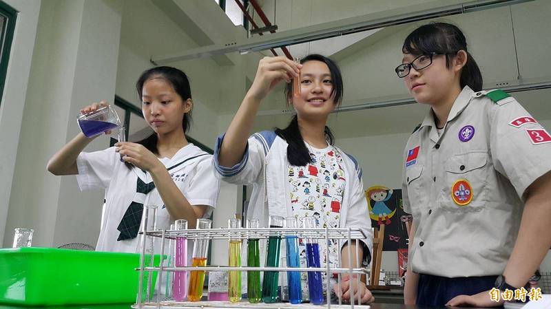 資優教育和普通班教育最大的差別，就在於它採取的是加速或充實制的課程設計。資優班示意圖，人物與本文無關。（資料照）