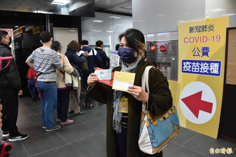 台北車站開放打疫苗送百元禮券，造成人潮擁擠，台北市衛生局特此加開門診施打。（資料照）