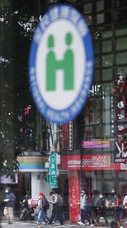 我們會不斷精進，秉持以病人為中心及尊重醫療專業判斷的理念，務實面對問題並滾動式檢討，讓病醫雙贏、健保永續。 （資料照）