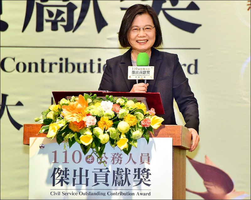 十二月十四日，健保署同時榮獲蔡英文總統頒獎「一一○年公務人員傑出貢獻獎」和行政院蘇貞昌院長頒獎「一一○年第四屆政府服務獎」。（資料照）