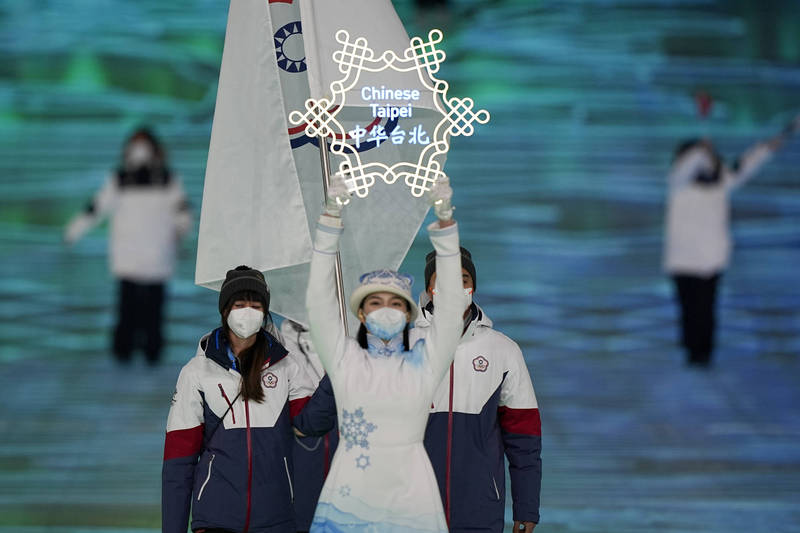 圖為競速滑冰女將黃郁婷（左）與男子滑雪選手何秉睿（右）代表中華奧會擔任此次北京冬奧掌旗官。（美聯社）