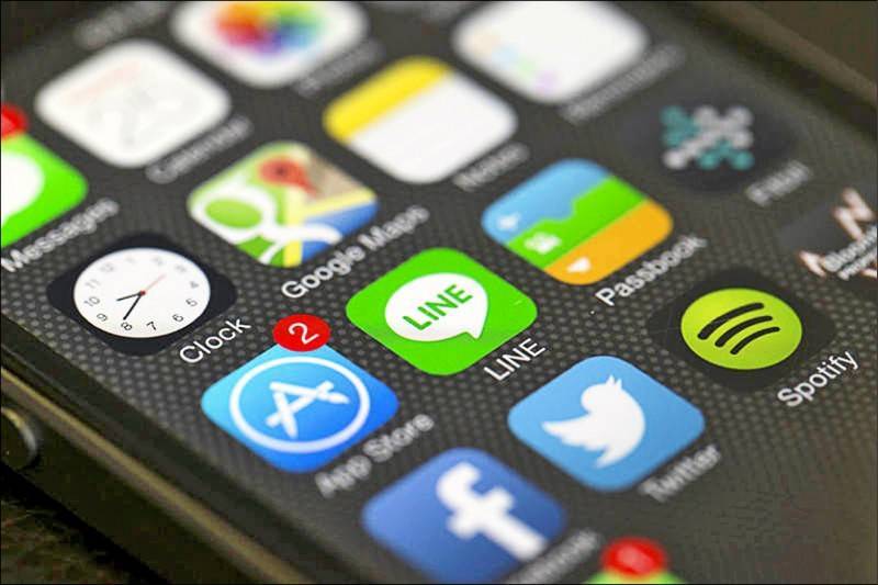 資訊通訊科技深入民眾生活，不管是網站抑或社群平台，都改變了全球產業秩序與社會溝通模式。（彭博資料照）