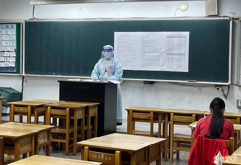如果真的舉行會考，因為現在的疫情情況，勢必還是會有部份的國三生染疫，導致之後要進行補考。圖為去年國中會考補考首日莊況。（資料照）