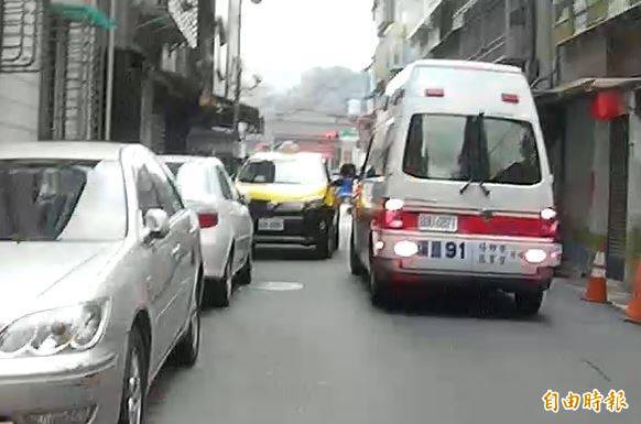 根據當時畫面，救護車遭受前方小黃阻擋，無法前行離開。（資料照／摘自員警秘錄器）