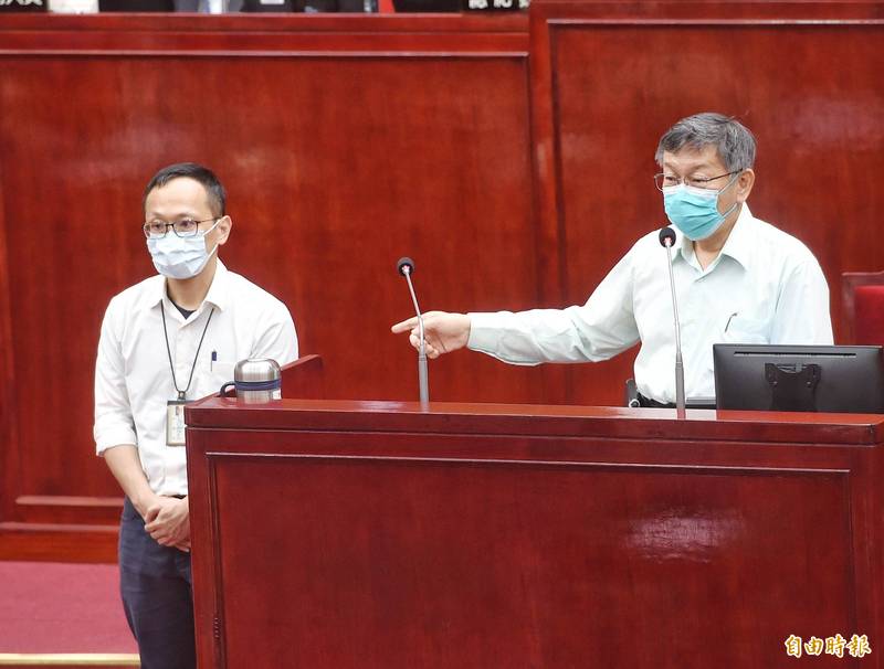 日前台北市交通局運輸資訊科長林育生（左）在議會坦言於上班時段，以PTT帳號Kuloda不當發文。（資料照）