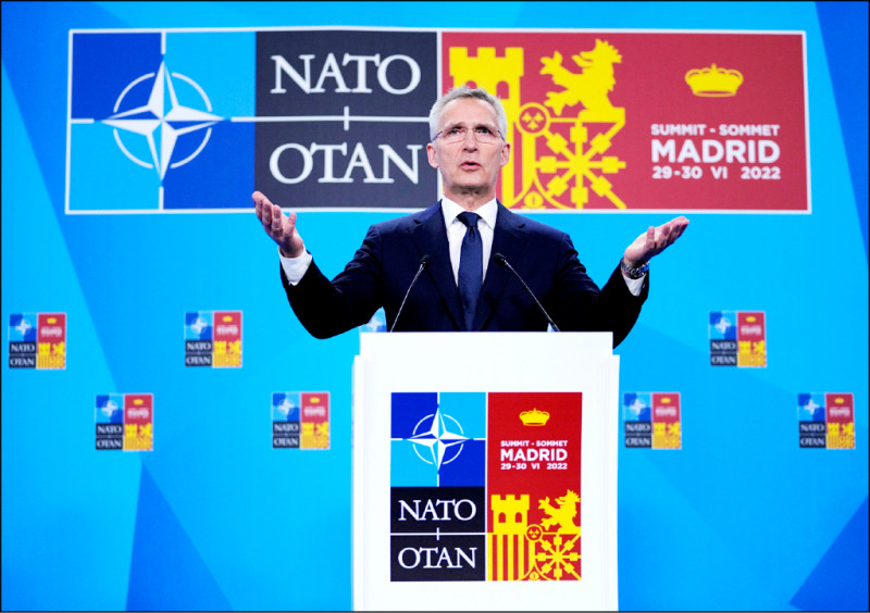 北約秘書長史托騰柏格說，由於中俄在外交和軍事上合作，中國的崛起是挑戰。（美聯社）