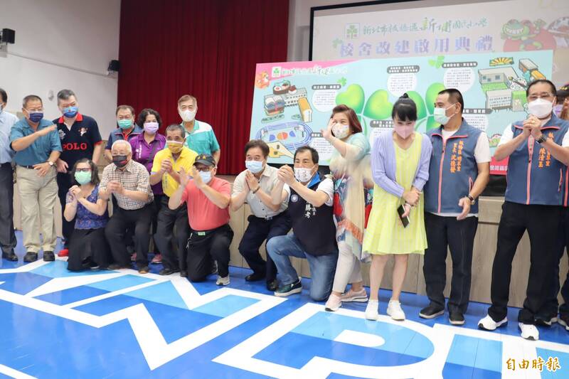 新北市板橋區新埔國小（23日）舉行校舍翻新啟用儀式，國民黨議員周勝考帶頭向侯友宜下跪，身旁里長和家長會成員，有人跟隨，有人覺得尷尬。（資料照）