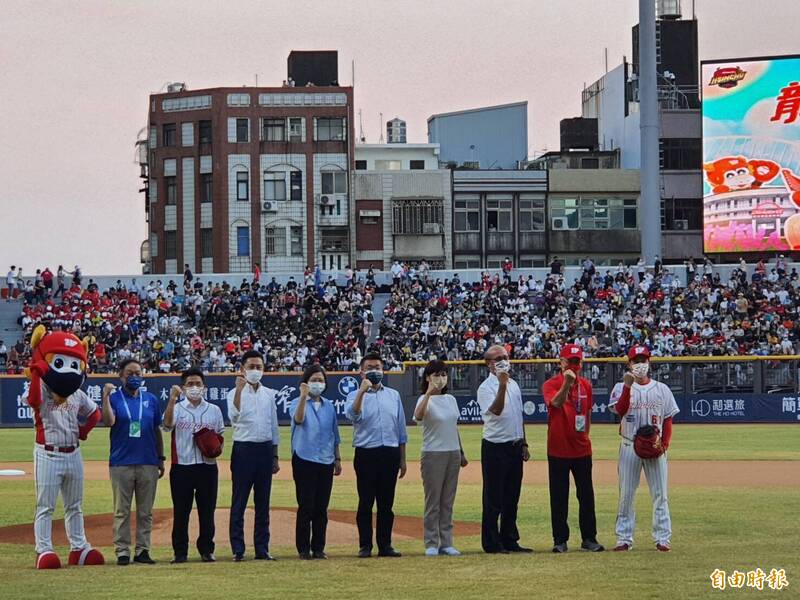 新竹球場被林智堅（左四）列為重要政績之一，藉重新啟用秀政績造勢，卻因沒準備好而出包，藍黨豈會放過球場出包連連、球員出賽受傷的大好機會，發動推倒「骨牌」戰法。（資料照）