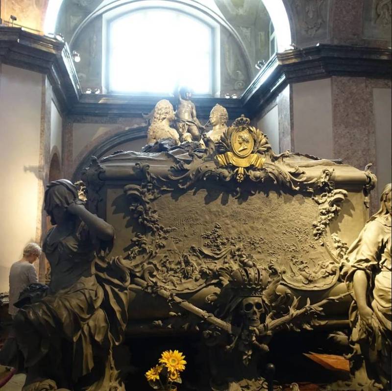 瑪麗亞．特蕾莎與法蘭茲一世合葬的墓棺。（作者提供）