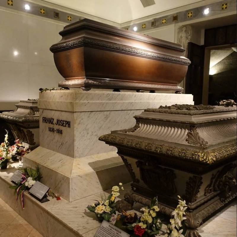 由左起，分別是茜茜皇后、法蘭茲約瑟夫皇帝和他們兒子魯道夫的墓棺。（作者提供）