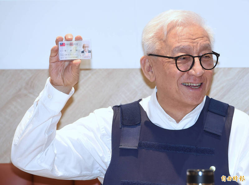 如曹興誠者，台灣還有很多。今年1126的選舉，這一票，一定要投給「內棄國賊、外抗併吞」！（資料照）