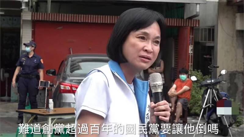 近日國民黨高雄市長參選人柯志恩，上傳一則5分鐘街邊演講的精華影片，影片中柯志恩詢問在場眾人「難道創黨超過百年的國民黨要讓他倒嗎」？不料身旁主持人一時口誤竟秒回「要」，讓網友全笑翻。（圖／翻攝柯志恩臉書）
