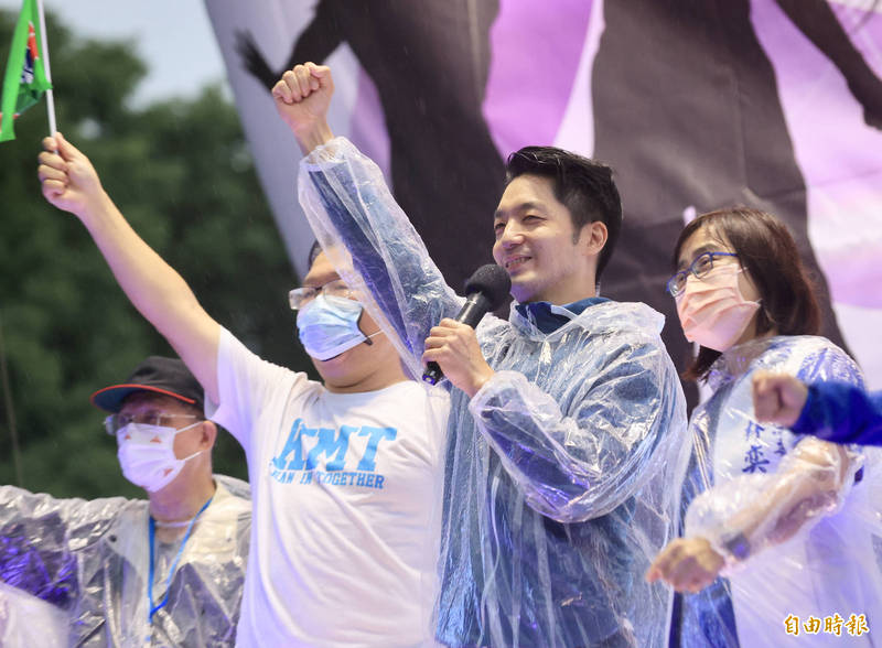 國旗是國家的象徵，這個中共五星旗飛揚在總統府前的場景，同場同調抗議的蔣萬安（中）等國民黨一干人等，再怎麼大聲喊捍衛中華民國、再怎麼大喊愛台灣，攏是假！（資料照）