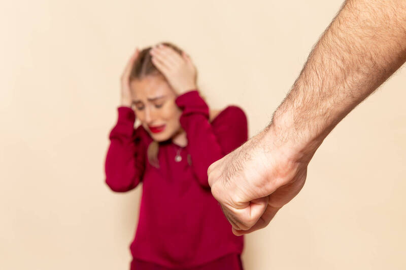 兩個兒子保護被家暴的媽媽要去坐牢，打人的老爸卻可易科罰金。示意圖。（資料照）（https://www.freepik.com/）