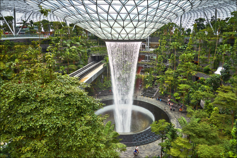 位居航廈中央目前世界最高的四十公尺室內瀑布「雨漩渦」（Rain Vortex）更是旅客打卡拍照的必去之處，成功吸引旅客願意前來加坡旅遊及轉機。（彭博檔案照）