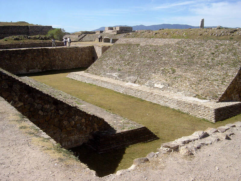 位於阿爾班山遺址（Monte Albán）的球場「特拉赫特利」。（維基共享）