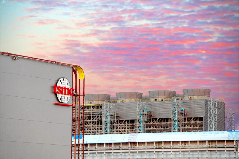 台積電美國廠未來第二階段的三奈米其實也只相當於今日準備投產的五奈米而已，而台積電根留台灣，等美國廠三奈米的成熟投產時，台灣廠的二奈米甚至一奈米可能準備好，故沒有所謂去台化問題。（彭博）