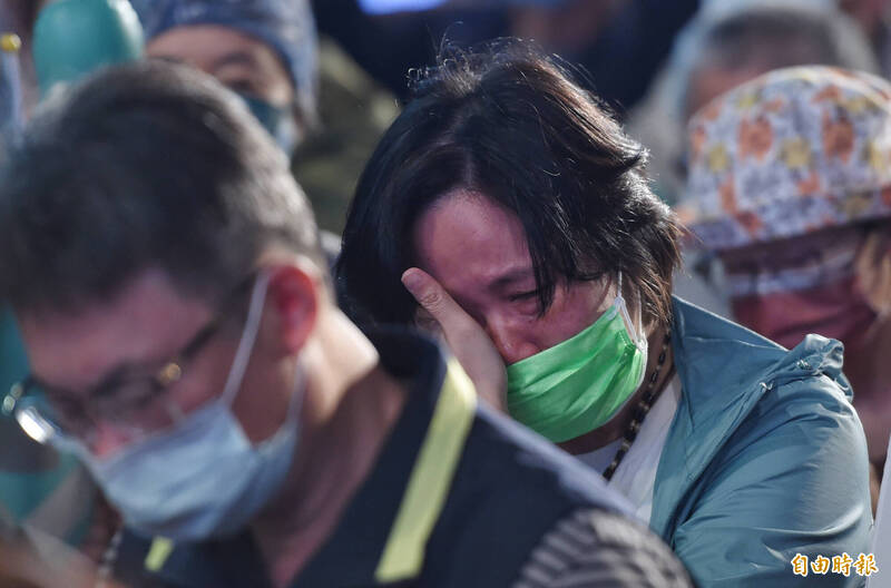 選舉結果顯示民進黨得票和民眾對民進黨總統閣揆和市長施政滿意度全部出現悖離現象，衝擊民進黨的肯定不只是論文門洪水。（本報資料照）