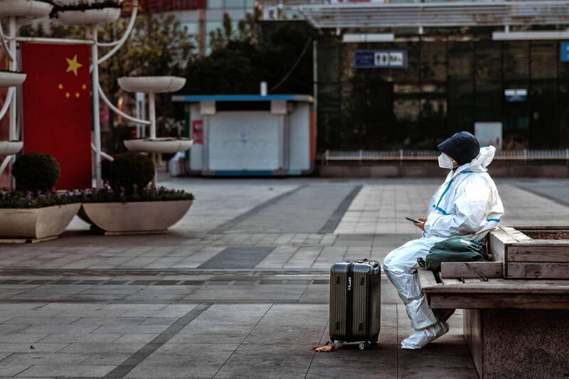 武漢肺炎病毒大海嘯正在捲走中國人民的生命、財產、希望，讓所謂民族偉大復興中國夢七零八落、讓所謂的中國特色、中國模式都殘破不堪。（EPA）