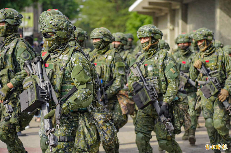 一年役的兵力將投入國土防衛，國內設施將得到保護，社會將安定，這對潛伏台灣的中共內應很不利，因為他們再兇狠也打不過軍隊。（本報資料照）