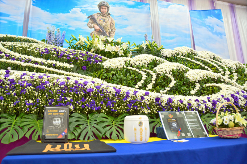 花蓮青年曾聖光戰死烏克蘭沙場，骨灰由家屬搭機帶回台灣，日前在花蓮舉行告別式。（資料照）