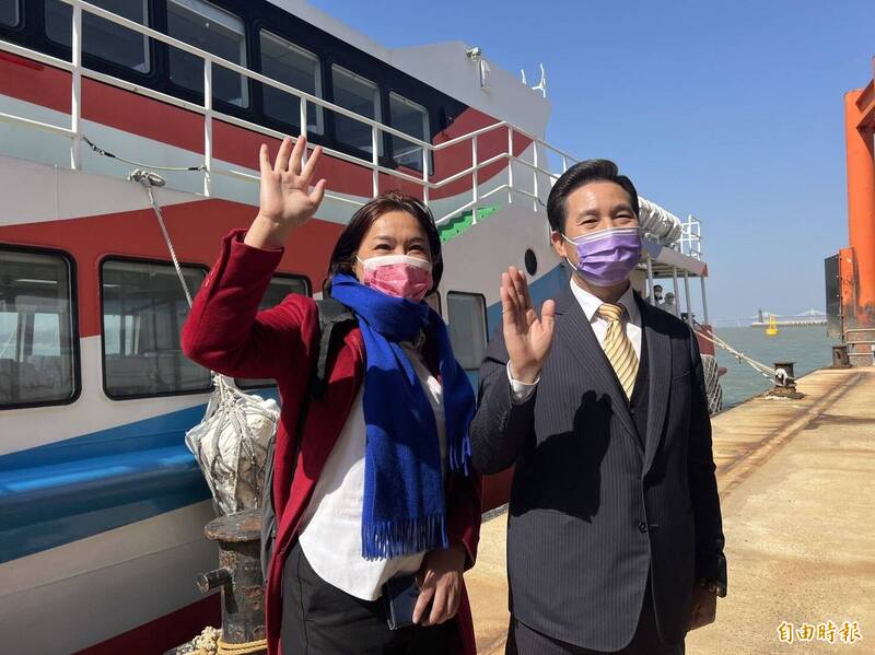 像金酒就是例子，藍軍陳玉珍（左）、陳福海（右）應中共之召去談了，只談金酒單項，喜滋滋的回來說解決了，不過，他們對中國承諾了什麼？尤其是政治性承諾，只有國共的當事人知道。（資料照）