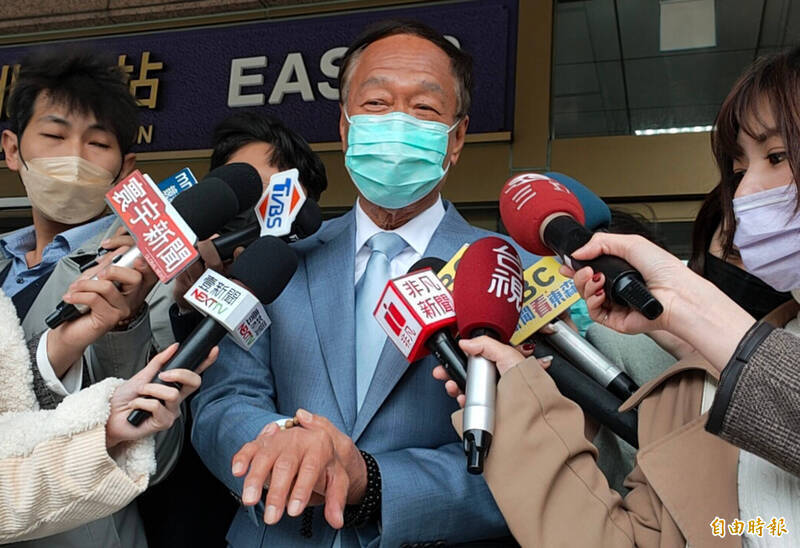 郭台銘昨天突然出現在台灣，被問到總統選舉的動向，他說：「現在還在等國民黨的辦法」。（本報資料照）