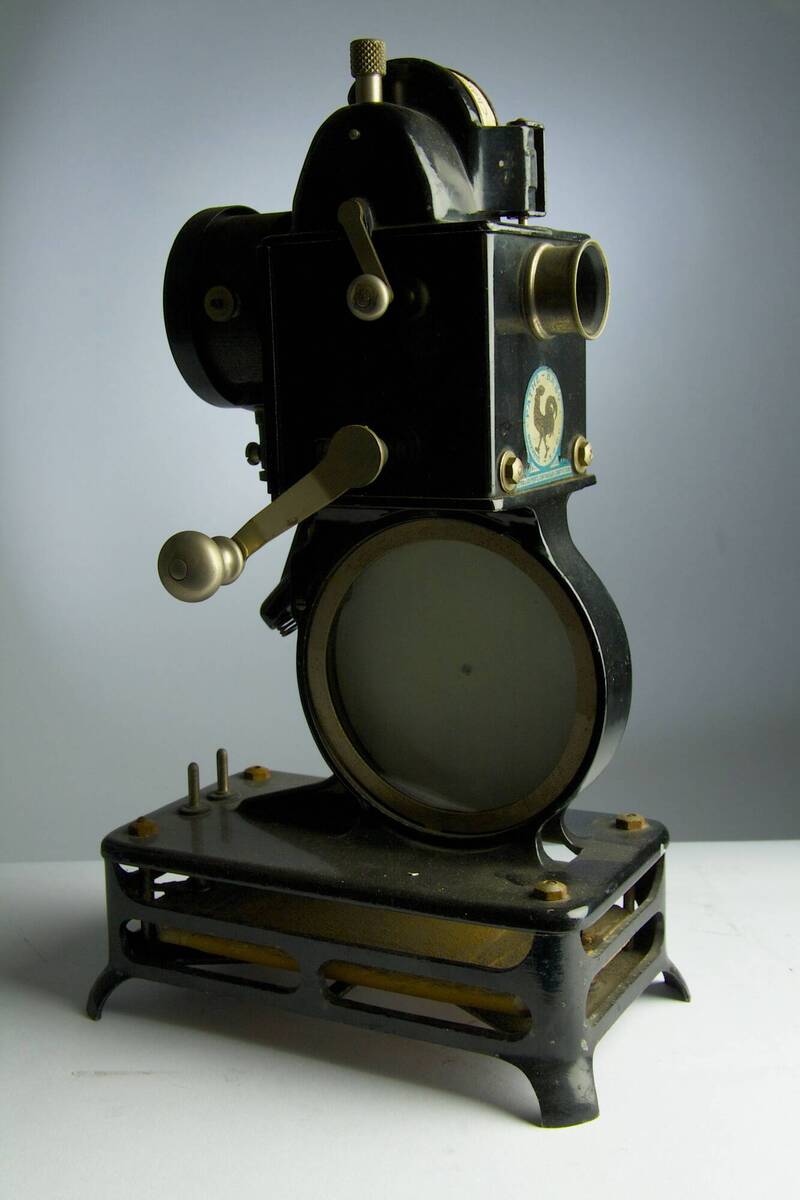 「百代－寶貝」放映機。（https://www.familymovie.fr/les-premiers-projecteurs-pathe-baby?lang=fr）