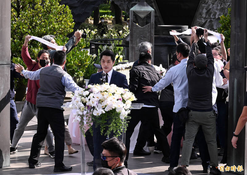 人類歷史是一面照妖鏡，原諒與否不容加害者和其後代置喙，和解共生更不是執政者的信口開河、天花亂墜！圖為228當日，台北市長蔣萬安進行致詞時，多名抗議人士衝入現場抗議，場面一度相當混亂。（資料照）