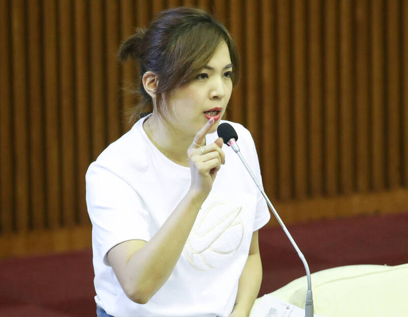 台北市長蔣萬安昨以市長身份，為二二八事件道歉，但途中遭民眾抗議要求下跪道歉，令國民黨台北市議員鍾沛君（中）撂話，將提案台北市明年起停辦官方二二八追思會！（中央社）