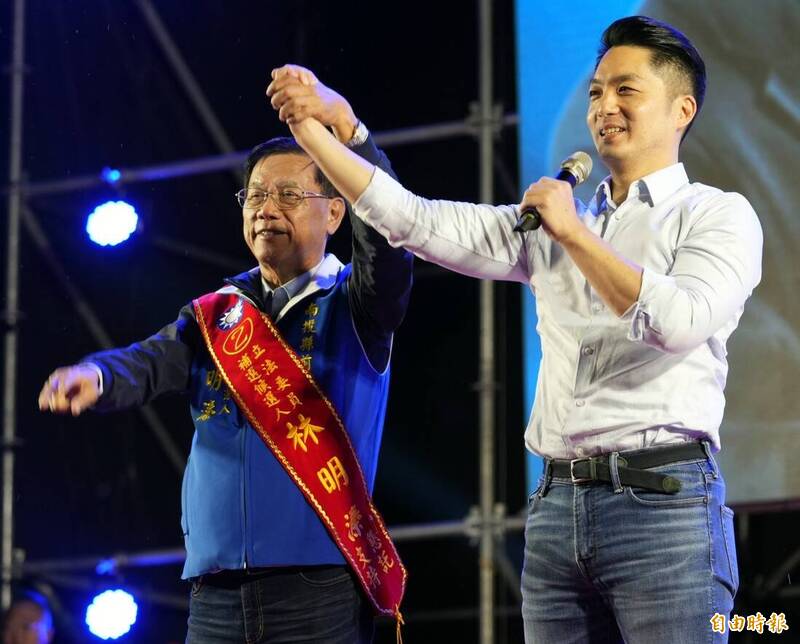 圖為南投縣第2選區立委補選國民黨候選人林明溱（左）舉辦選前之夜，台北市長蔣萬安（右）前來力挺輔選。（資料照）