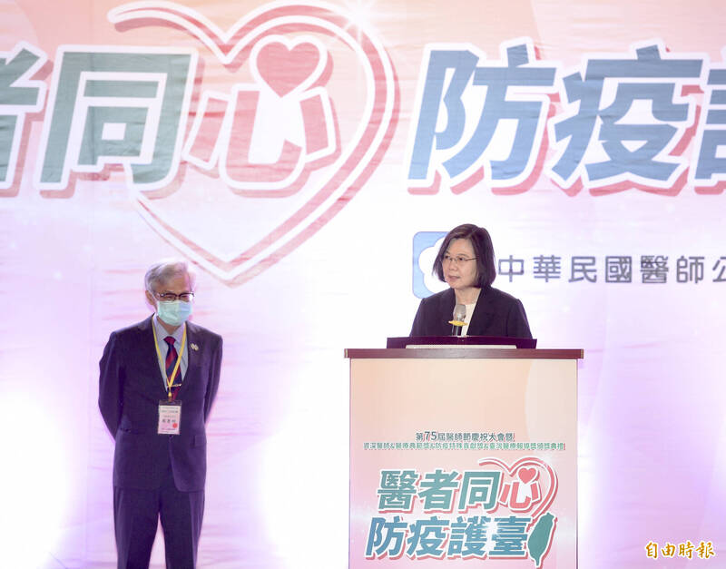 日前國內缺藥問題嚴峻，蔡英文總統（右）於2023年3月2日接見「中華民國醫師公會全國聯合會第13屆理監事暨核心幹部」，高雄縣醫師公會王宏育理事長面見總統時，懇請政府就國民健康應增加健康投資。（資料照）