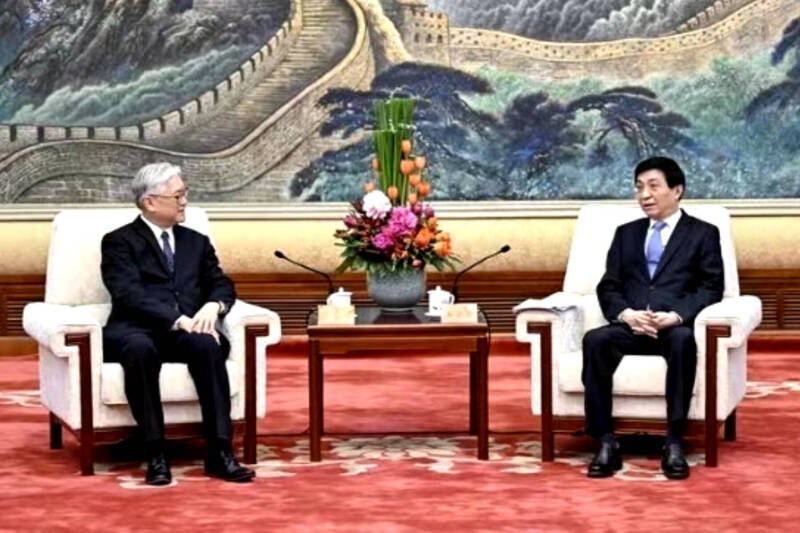 要質問搞反戰配合中共侵略的投降派的是：你們是要拿台灣投第2953票（2952票+1）給習近平，不惜犧牲台灣2300萬人的民主、自由、人權，不惜拿台灣的主權國格尊嚴，做為諂媚習近平的禮品、向習近平「表忠」吧！圖為國民黨副主席夏立言（左）上個月會見中共中央政治局常委王滬寧（右）。（國民黨提供）