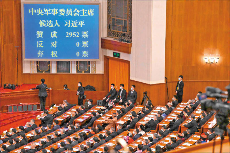 中共總書記習近平10日在北京舉行的全國人大會議上，以2952票、全票連任國家主席及軍事委員會主席，展開史無前例的第3任期。（法新社）